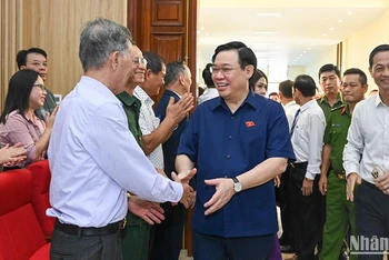 Chủ tịch Quốc hội Vương Đình Huệ với các đại biểu dự hội nghị tiếp xúc cử tri tại quận Đồ Sơn, thành phố Hải Phòng.