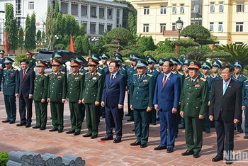 Chủ tịch Quốc hội Vương Đình Huệ và các đại biểu tưởng niệm Chủ tịch Hồ Chí Minh và các liệt sĩ Quân chủng Phòng không - Không quân. (Ảnh: Duy Linh)