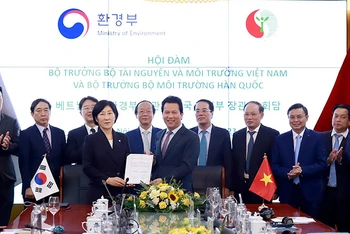 Bộ Tài nguyên và Môi trường Việt Nam và Bộ Môi trường Hàn Quốc ký kết Hợp tác toàn diện trong lĩnh vực môi trường. (Nguồn: Báo Tài nguyên & Môi trường)