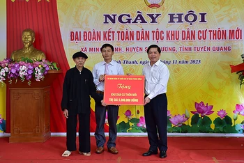 Đồng chí Nguyễn Văn Thể, Ủy viên Trung ương Đảng, Bí thư Đảng ủy Khối các cơ quan Trung ương trao quà tặng nhân dân thôn Mới.