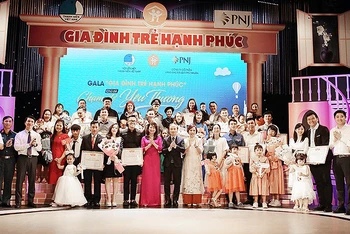 Đồng chí Phạm Tất Thắng, Ủy viên Trung ương Đảng, Phó Trưởng Ban Thường trực Ban Dân vận Trung ương (ở giữa, hàng đầu) trao Bằng khen tặng các "Gia đình trẻ hạnh phúc" năm 2023.