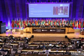 Thứ trưởng Ngoại giao Hà Kim Ngọc phát biểu tại Phiên toàn thể các nhà lãnh đạo về chính sách chung của Đại hội đồng UNESCO vào ngày 8/11. (Ảnh: KHẢI HOÀN) 