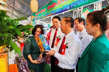 Lãnh đạo Bộ Nông nghiệp và Phát triển nông thôn tham quan sản phẩm nông sản, thực phẩm an toàn ở Thanh Hóa.