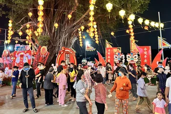 Người dân đến tham dự Lễ hội chùa Ông lần thứ tám.