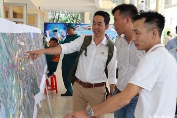 Người dân trong vùng dự án xem bản đồ hướng tuyến đường cao tốc Biên Hòa - Vũng Tàu.