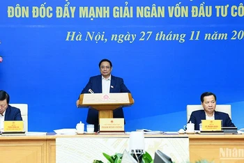 Thủ tướng Phạm Minh Chính cùng các Phó Thủ tướng Lê Minh Khái, Trần Hồng Hà chủ trì hội nghị.