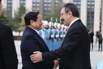 Phó Tổng thống Thổ Nhĩ Kỳ Cevdet Yilmaz đón Thủ tướng Phạm Minh Chính tại Phủ Tổng thống.