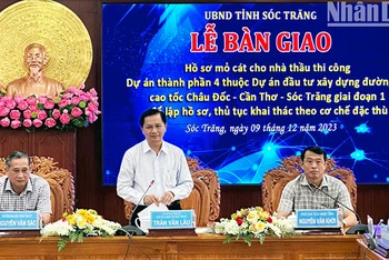 Chủ tịch Ủy ban nhân dân tỉnh Sóc Trăng Trần Văn Lâu phát biểu tại buổi lễ.