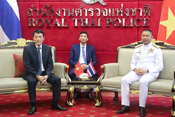 Thứ trưởng Lương Tam Quang hội đàm với Phó Tổng Tư lệnh Cảnh sát Hoàng gia Thái Lan Surachate Hakparn. 