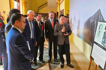 Các đại biểu tham quan ảnh trưng bày về quan hệ ngoại giao Việt Nam-Italia.