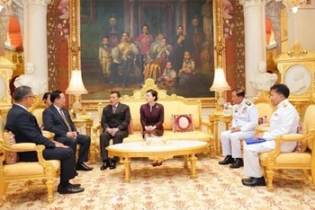Chủ tịch Quốc hội Vương Đình Huệ đã hội kiến Nhà vua Maha Vajiralongkorn và Hoàng hậu Thái Lan. (Ảnh: TTXVN)