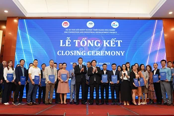 Trao chứng nhận, kỷ niệm chương cho các doanh nghiệp nhỏ và vừa Việt Nam được nhận hỗ trợ kỹ thuật của dự án.