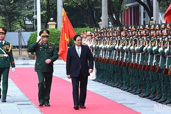Thủ tướng Phạm Minh Chính duyệt đội danh dự Quân đội nhân dân Việt Nam.