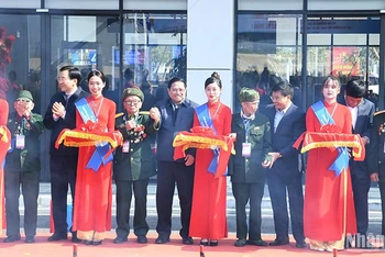 Thủ tướng Phạm Minh Chính và các đại biểu thực hiện nghi thức cắt băng khánh thành Cảng hàng không Điện Biên.