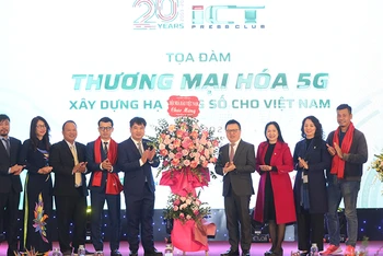 Đồng chí Lê Quốc Minh thay mặt Hội Nhà báo Việt Nam tặng hoa chúc mừng Câu lạc bộ Nhà báo công nghệ thông tin Việt Nam.