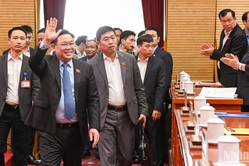 Chủ tịch Quốc hội Vương Đình Huệ cùng các đại biểu Quốc hội thành phố Hải Phòng dự hội nghị tiếp xúc cử tri.