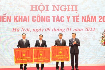 Phó Thủ tướng Chính phủ Lê Minh Khái trao Cờ thi đua của Chính phủ tặng ba tập thể thuộc Bộ Y tế.