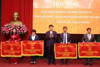 Lãnh đạo tỉnh Hưng Yên tặng Cờ thi đua của Ban Thường vụ Tỉnh ủy Hưng Yên cho các chi, đảng bộ có thành tích xuất sắc trong công tác xây dựng Đảng năm 2023.