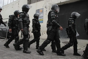 Cảnh sát Ecuador tuần tra tại Quito, sau khi Tổng thống Daniel Noboa ban bố tình trạng "xung đột vũ trang trong nước" ngày 9/1/2024. (Ảnh: THX/TTXVN)