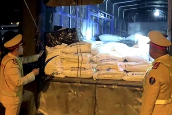 Phòng Cảnh sát giao thông Công an Quảng Bình phát hiện xe tải chở 5 tấn đường kính trắng nhập lậu.