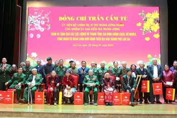 Đồng chí Trần Cẩm Tú, Ủy viên Bộ Chính trị, Bí thư Trung ương Đảng, Chủ nhiệm Ủy ban Kiểm tra Trung ương tặng quà Tết cho đồng bào tại Lào Cai.