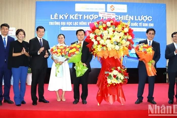 Bí thư Tỉnh ủy Đồng Nai Nguyễn Hồng Lĩnh và Phó Chủ tịch Ủy ban nhân dân tỉnh Nguyễn Sơn Hùng tặng hoa chúc mừng các đơn vị ký kết.