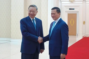 Bộ trưởng Tô Lâm chào xã giao Thủ tướng Campuchia Samdech Moha Bovor Thipadei Hun Manet.