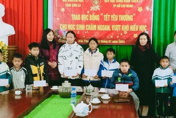 Lãnh đạo Hội Khuyến học tỉnh Sơn La trao học bổng "Tết yêu thương" cho học sinh chăm ngoan, vượt khó hiếu học.