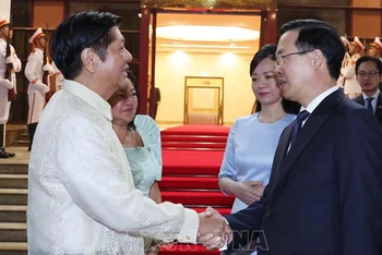 Chủ tịch nước Võ Văn Thưởng và Phu nhân chia tay Tổng thống Philippines Ferdinand Marcos Jr và Phu nhân. Ảnh: TTXVN
