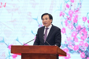 Bộ trưởng, Chủ nhiệm Văn phòng Chính phủ Trần Văn Sơn phát biểu tại họp báo. (Ảnh: VGP)