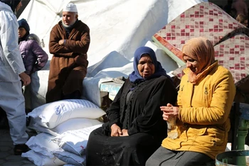 Người dân chờ nhận lương thực cứu trợ của UNRWA tại Rafah, Dải Gaza, ngày 28/1/2024. (Ảnh: THX/TTXVN)