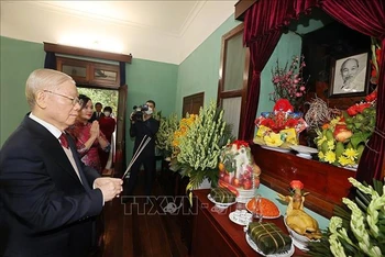 Tổng Bí thư Nguyễn Phú Trọng dâng hương tưởng niệm Chủ tịch Hồ Chí Minh tại Nhà 67. (Ảnh: TTXVN)