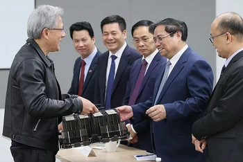 Chủ tịch và đồng sáng lập của NVIDIA Jensen Huang giới thiệu với Thủ tướng Phạm Minh Chính sản phẩm của NVIDIA. (Ảnh: TTXVN)