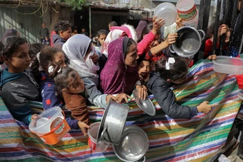 Người dân chờ được phát thực phẩm cứu trợ tại Rafah, Dải Gaza. (Ảnh: THX/TTXVN)