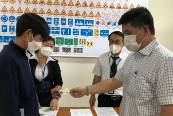 Sở Giao thông vận tải TP Hồ Chí Minh thực hiện thí điểm cấp giấy phép lái xe tại chỗ sau khi có kết quả sát hạch. (Ảnh: QUÝ HIỀN)