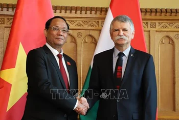 Phó Chủ tịch Quốc hội, Thượng tướng Trần Quang Phương (bên trái) chào xã giao Chủ tịch Quốc hội Hungary László Kövér. Ảnh: Phương Hoa/Pv TTXVN tại Hungary