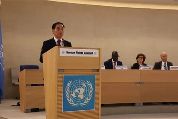 Bộ trưởng Ngoại giao Bùi Thanh Sơn phát biểu tại Phiên họp cấp cao Khóa họp thường kỳ lần thứ 55 của Hội đồng Nhân quyền Liên hợp quốc. (Ảnh: TTXVN)