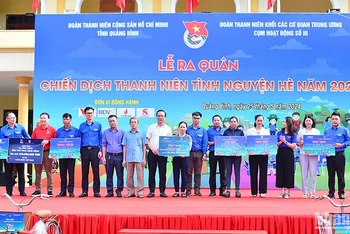 Đại diện lãnh đạo các đơn vị thuộc Cụm hoạt động số III - Đoàn khối Các cơ quan Trung ương và các nhà tài trợ trao biển tượng trưng hỗ trợ các hoạt động an sinh xã hội vì cuộc sống cộng đồng tại xã Quảng Tiến.