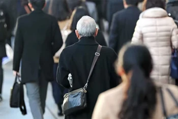 Việc đăng ký tham gia chương trình hưu trí sẽ tạo nền tảng kinh tế cho người nước ngoài tiếp tục sống ở Nhật Bản khi về già. (Ảnh: Nikkei)