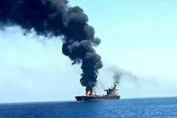 Con tàu bị lực lượng Houthi tấn công trên Biển Đỏ. (Ảnh: IRNA/TTXVN)