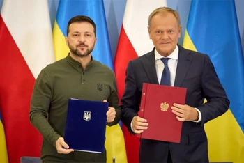 Tổng thống Ukraine Volodymyr Zelensky (trái) và Thủ tướng Ba Lan Donald Tusk tại lễ ký thỏa thuận an ninh ở Warsaw hôm 8/7. (Ảnh: Văn phòng Tổng thống Ukraine)