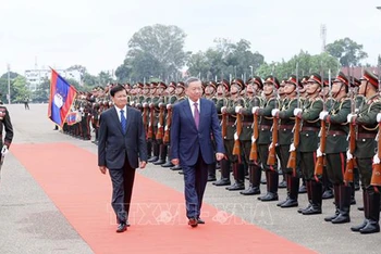 Chủ tịch nước Tô Lâm và Tổng Bí thư, Chủ tịch nước Lào Thongloun Sisoulith duyệt Đội danh dự. (Ảnh: NHAN SÁNG/TTXVN)