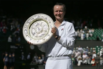 Krejcikova nhận danh hiệu vô địch đơn nữ Wimbledon 2024. (Nguồn: Getty)