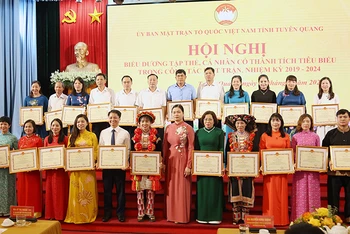 Đồng chí Ma Thị Thúy, Phó Trưởng Đoàn đại biểu Quốc hội chuyên trách tỉnh Tuyên Quang trao bằng khen của Ủy ban nhân dân tỉnh Tuyên Quang cho các cá nhân.