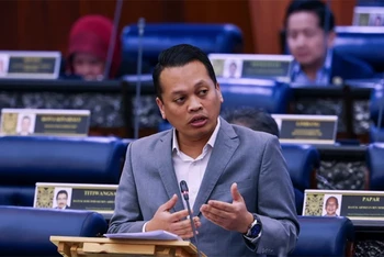 Bộ trưởng Tài nguyên và Môi trường bền vững Malaysia, Nik Nazmi Nik Ahmad trả lời chất vấn tại cuộc họp Hạ viện. (Ảnh: Bernama/TTXVN phát)