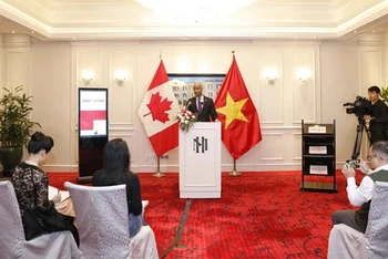 Bộ trưởng Phát triển Quốc tế Canada Ahmed Hussen gặp gỡ báo chí ngày 9/1 tại Hà Nội. (Ảnh: PV/Vietnam+)