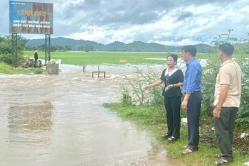 Lãnh đạo huyện Lắk kiểm tra và chỉ đạo các biện pháp ứng phó với tình hình lũ lụt trên địa bàn huyện. (Ảnh: CTV)