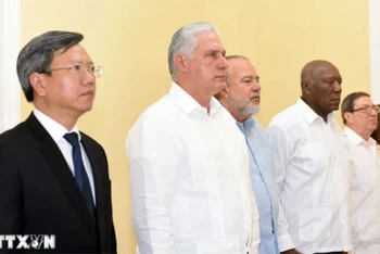 Bí thư thứ Nhất Ban Chấp hành Trung ương Đảng, Chủ tịch Cuba Miguel Díaz-Canel Bermúdez (thứ hai từ trái sang) và các đồng chí: Ủy viên Bộ Chính trị, Thủ tướng Manuel Marrero Cruz, Phó Chủ tịch Quốc hội Ana María Mari Machado, Ủy viên Bộ Chính trị, Bộ trưởng Ngoại giao Bruno Rodríguez Parilla và Đại sứ Việt Nam Lê Quang Long (Ngoài cùng bên trái) viếng Tổng Bí thư Nguyễn Phú Trọng. (Ảnh: Việt Hùng/TTXVN)