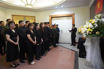 Cán bộ, nhân viên Đại sứ quán, đại diện các cơ quan thường trú của Việt Nam tại Indonesia tưởng niệm Tổng Bí thư Nguyễn Phú Trọng. (Ảnh: Đào Trang - PV TTXVN tại Indonesia)
