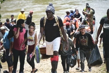 Người di cư tới trung tâm tiếp nhận người tị nạn ở Lajas Blancas, Darien, Panama, ngày 28/6/2024. (Ảnh: Getty Images/TTXVN)